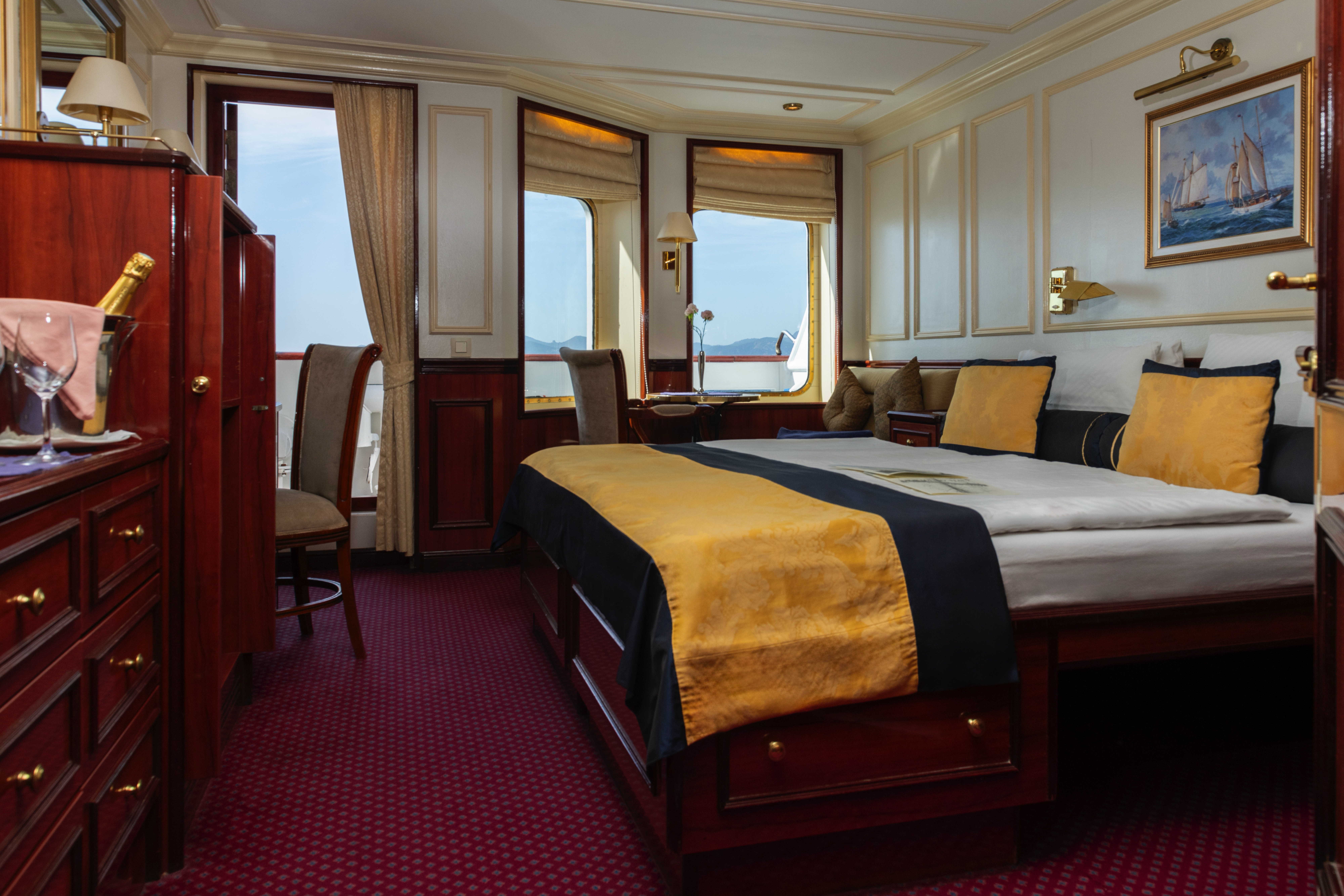 Deluxe Outside Suite